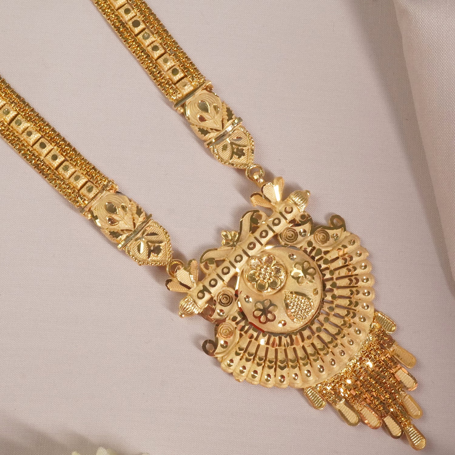 Buy And Shop Online Forming Rani Haar Designs Online at affordable Prices