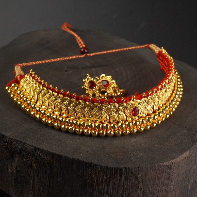 Shop online belpan Vajratik thushi necklace design with matching earrings.