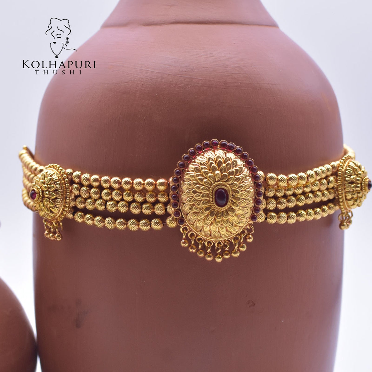 1. Gram Geru finished choker haar oval flower pendal