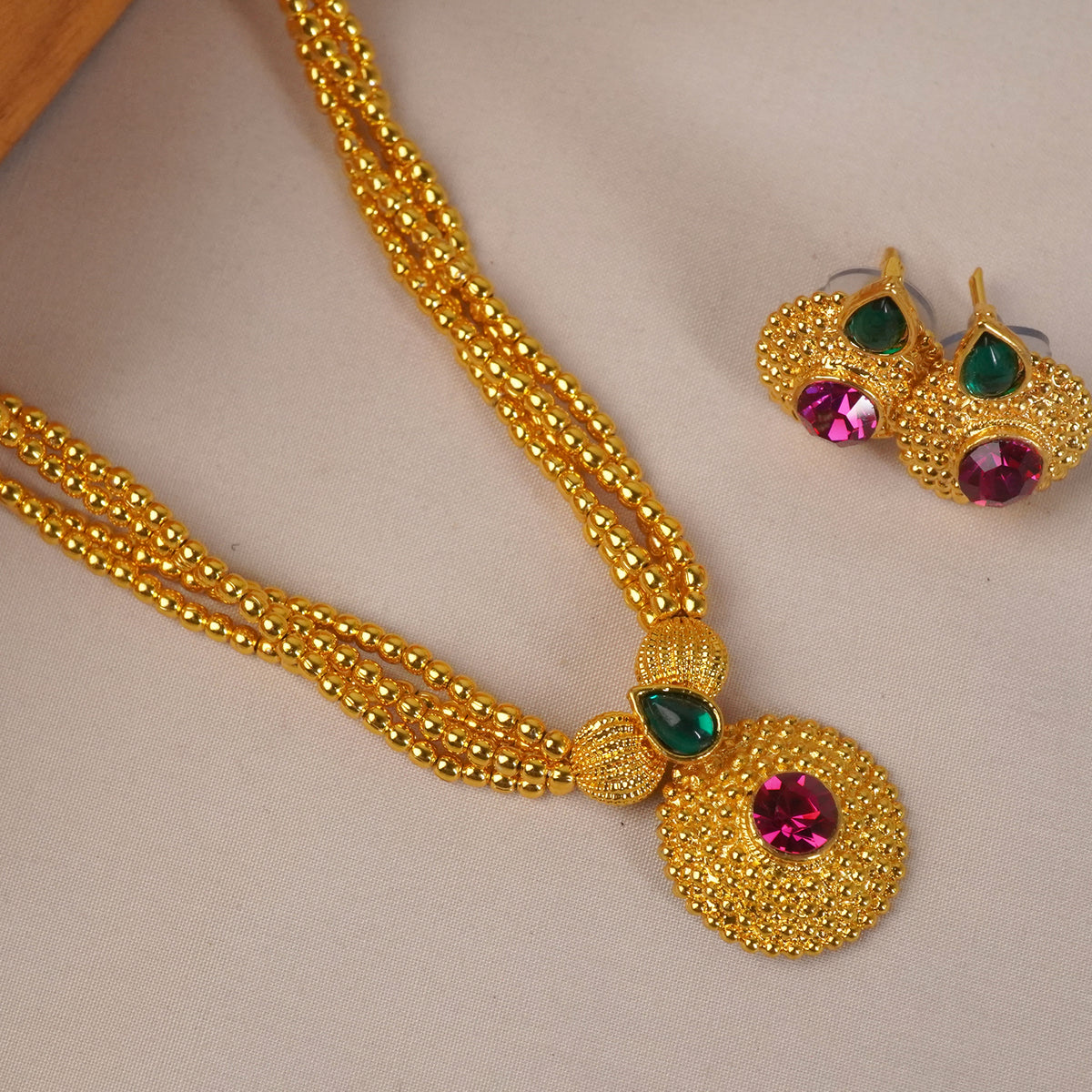 a close look at kolhapuri thushi jondhale pot design