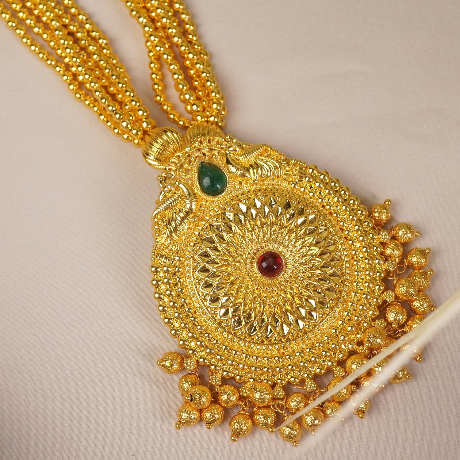 Thushi Jondhale Pot Design With Gold Pendant