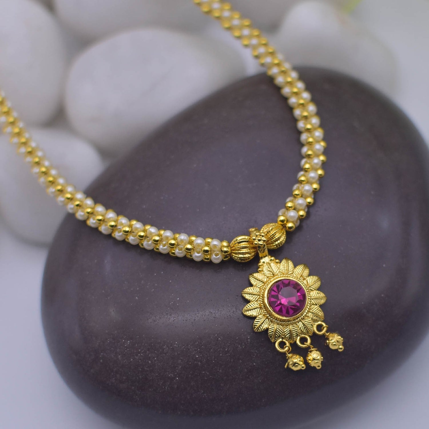 Kolhapuri thushi moti flower pendant