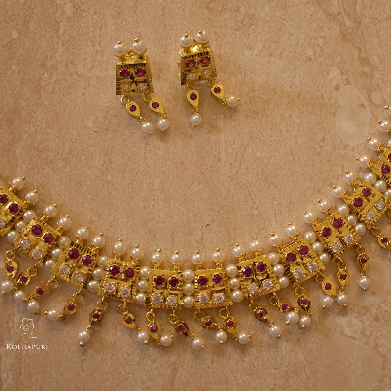 Moti Haar 4 square peti with earrings