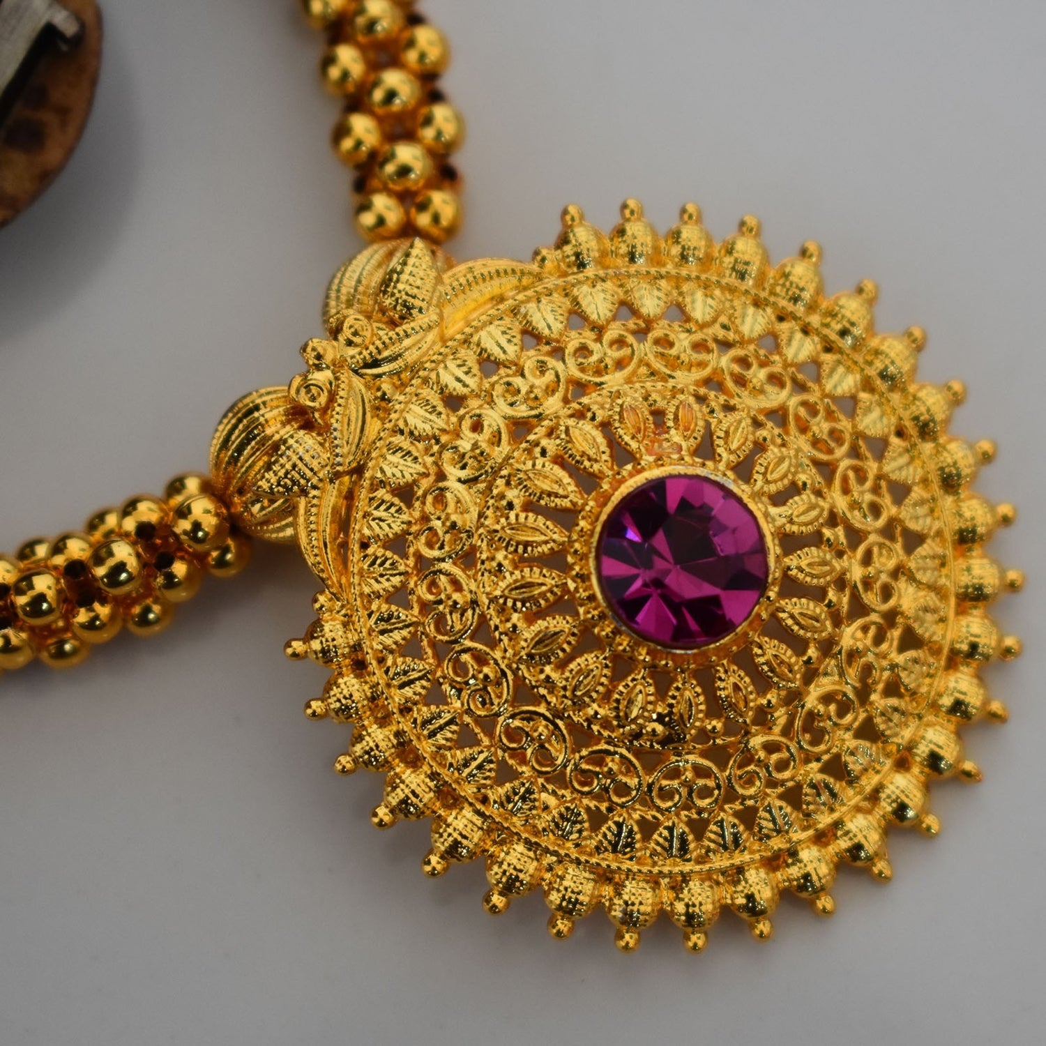 Thushi Broad Gold Peacock Pendal