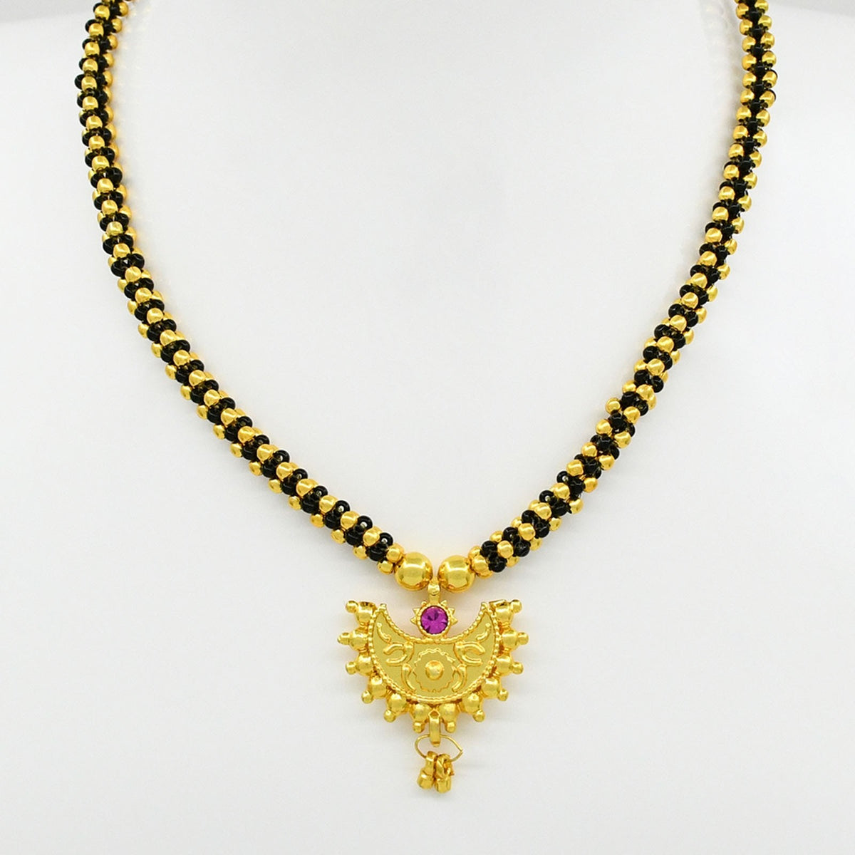 Thushi Golden Black Chand Pendal