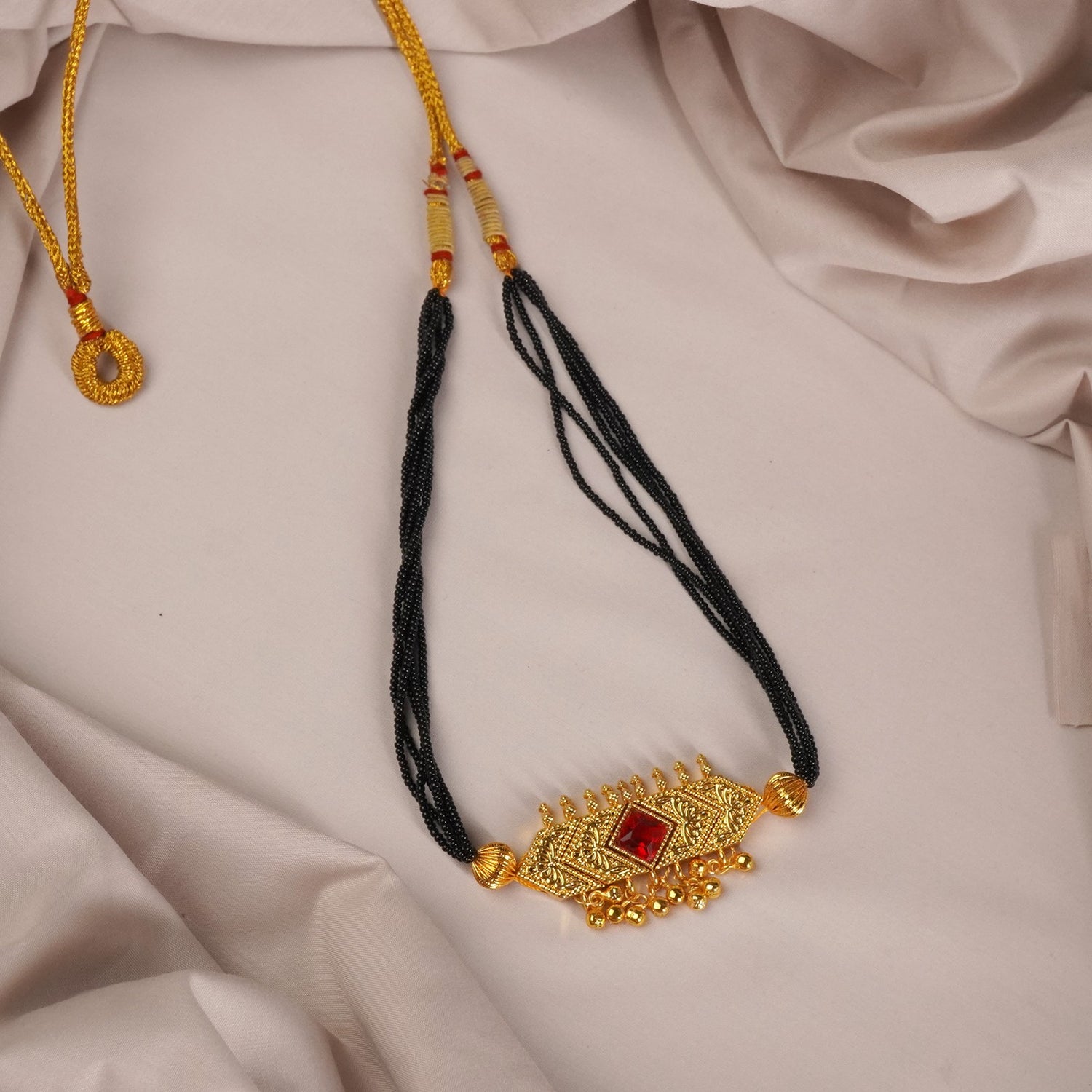 Traditional Marathi mangalsutra V Petti design