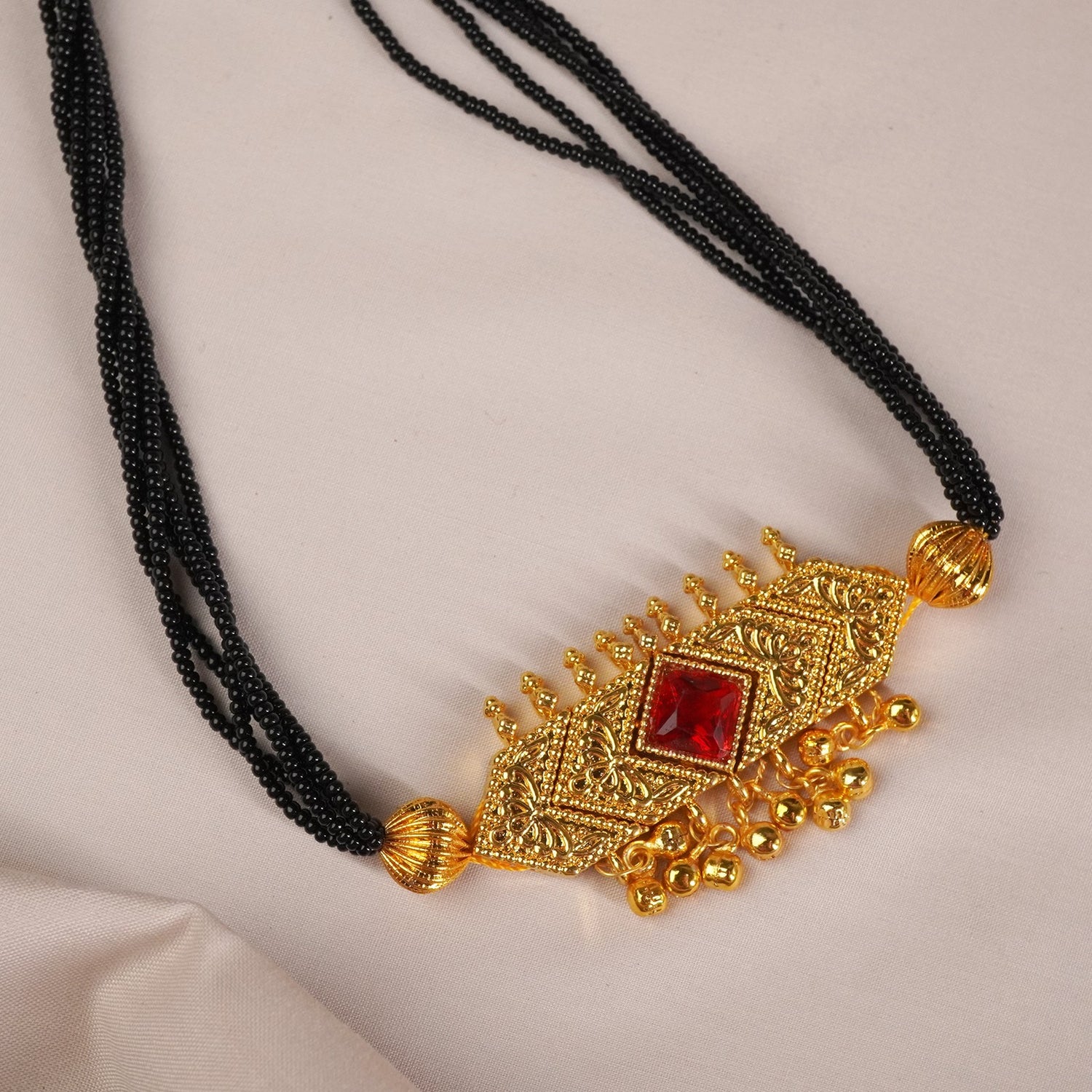 Traditional Marathi mangalsutra V Petti design