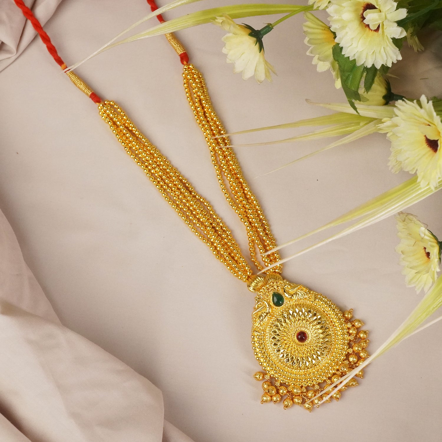 Thushi Jondhale Pot Design With Gold Pendant